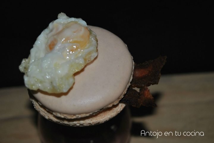 Macarons de huevos fritos con beicon