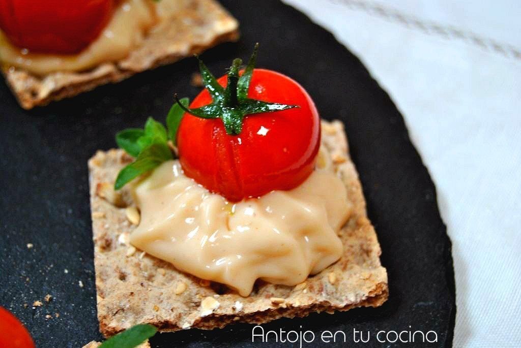 Goat cheese and roasted cherry tomato canape Antojo en tu cocina