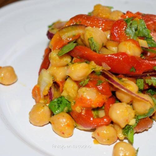 Ensalada fría de garbanzos y pimiento rojo asado Antojo en tu cocina